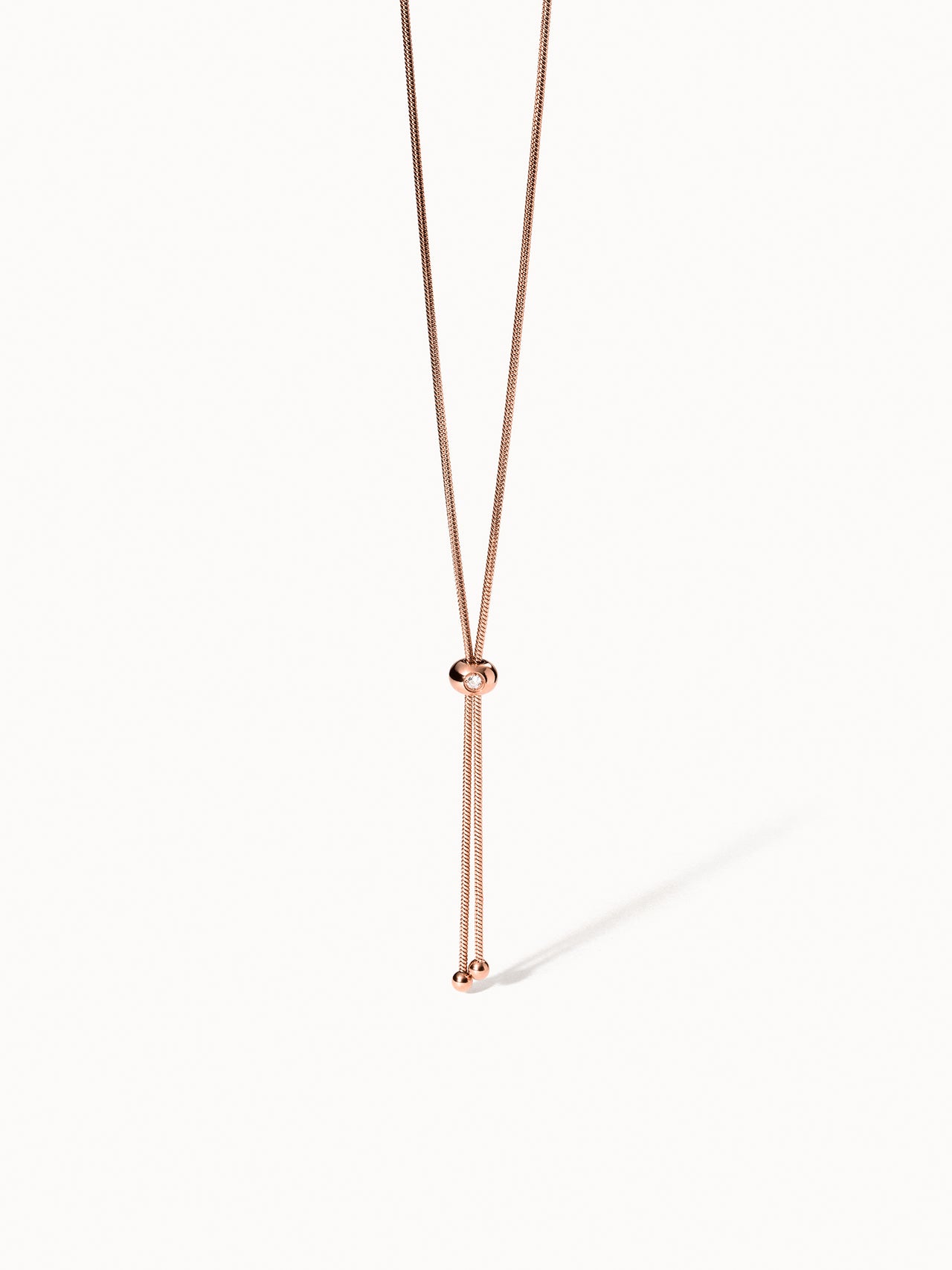 PURELEI Embrace Beauty Kette in Roségold, filigran und zeitlos, elegant inszeniert auf hellem Hintergrund.