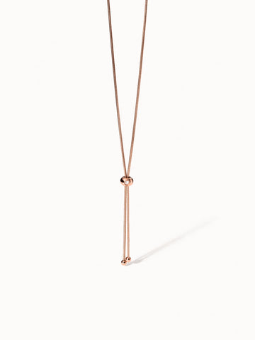PURELEI Embrace Beauty Kette in Roségold, filigran und zeitlos, elegant inszeniert auf hellem Hintergrund.