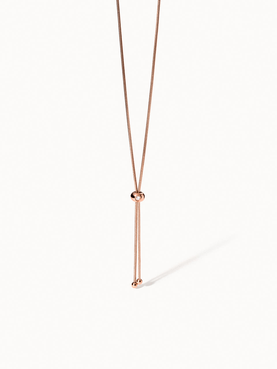 PURELEI Embrace Beauty Kette in Roségold, filigran und zeitlos, elegant inszeniert auf hellem Hintergrund.