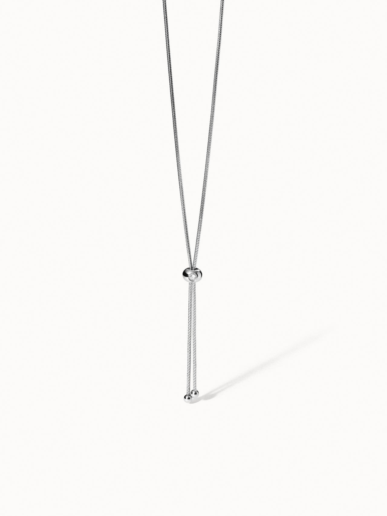 PURELEI Embrace Beauty Kette aus silbernem, nickelfreiem Schmuck in minimalistischem Design vor hellem Hintergrund