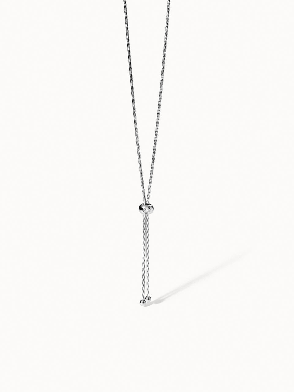 PURELEI Embrace Beauty Kette aus silbernem, nickelfreiem Schmuck in minimalistischem Design vor hellem Hintergrund