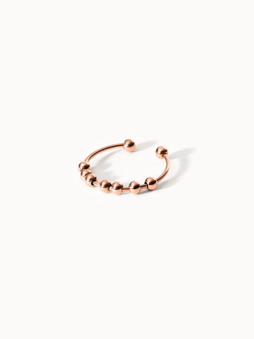 Roségoldenes, minimalistisches Ring-Design mit Kugeldetails von PURELEI.