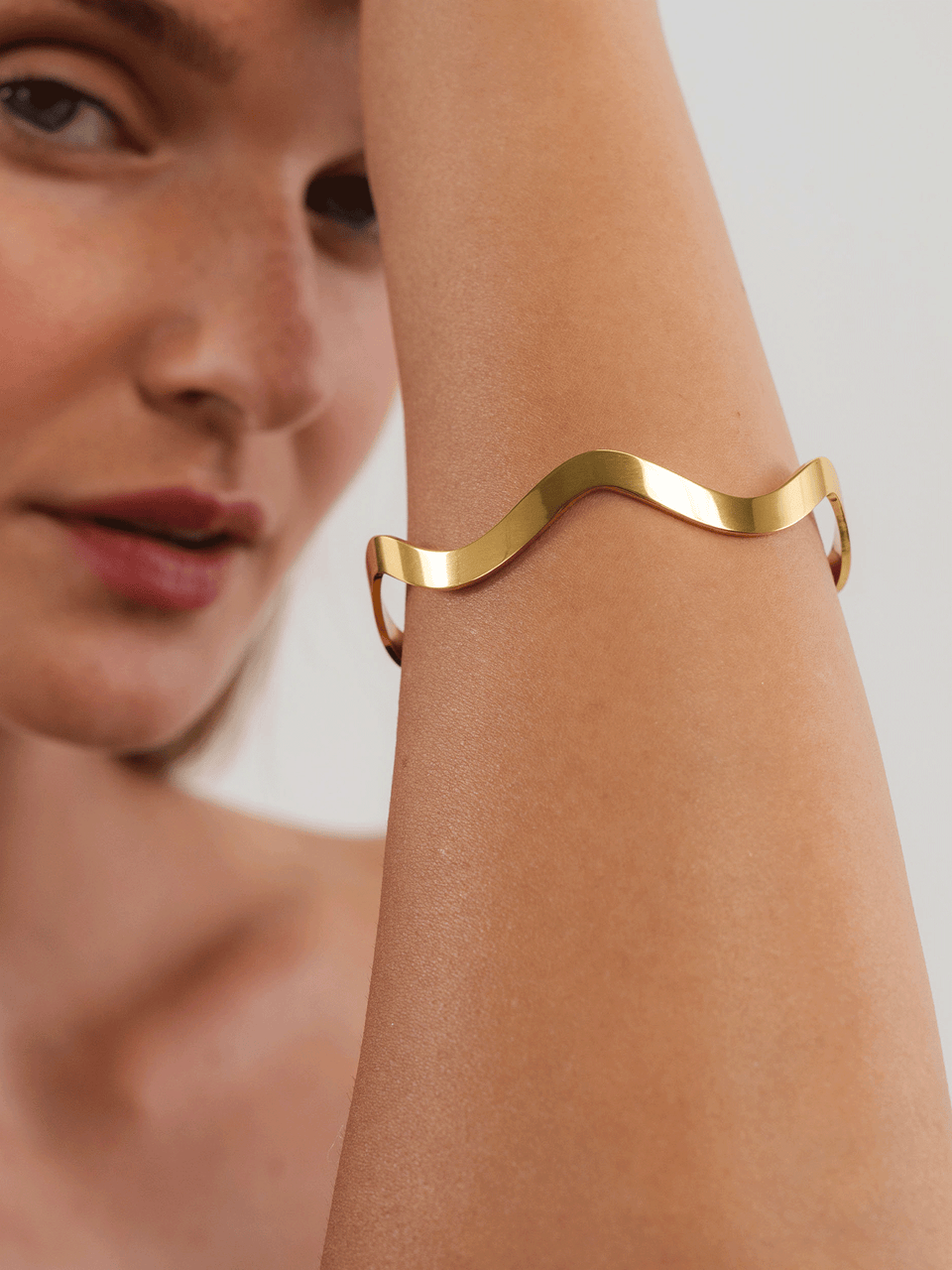 Wave Elegance Armcuff