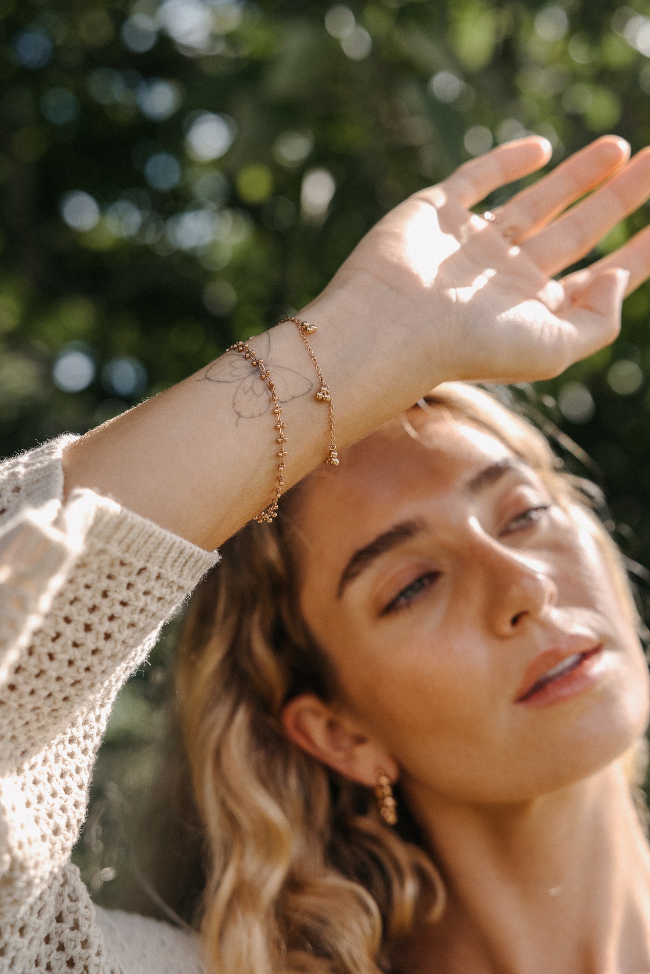 Roségoldenes Armband mit zarten Anhängern, getragen in natürlicher Umgebung – PURELEI.