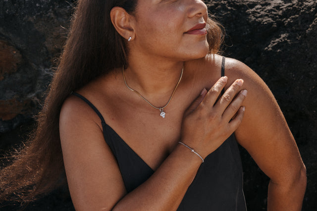 Silberne Kette und Armband mit Muschel-Anhänger, PURELEI, elegant und feminin.