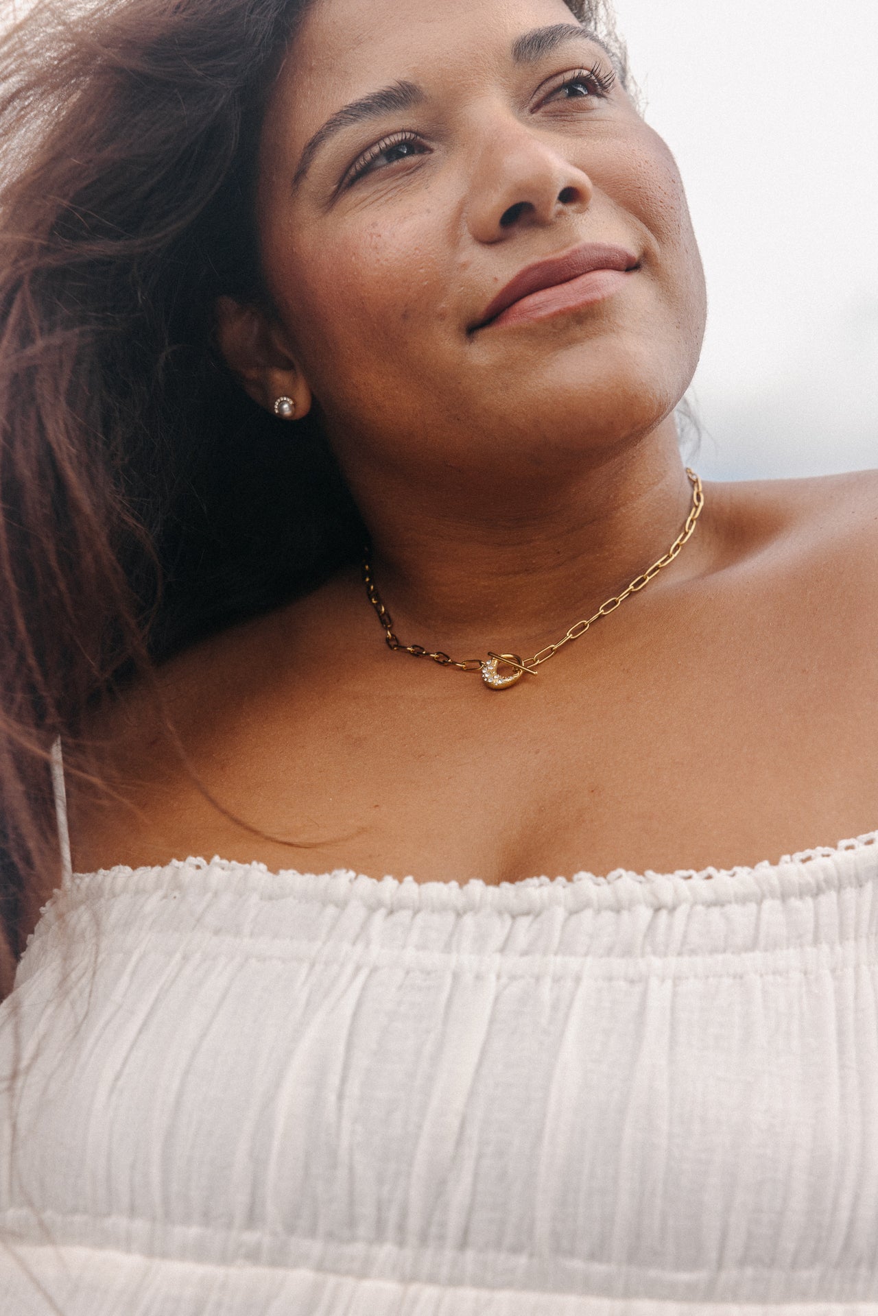 Roségoldene Kette mit Herzanhänger, getragen in natürlicher Umgebung – PURELEI.