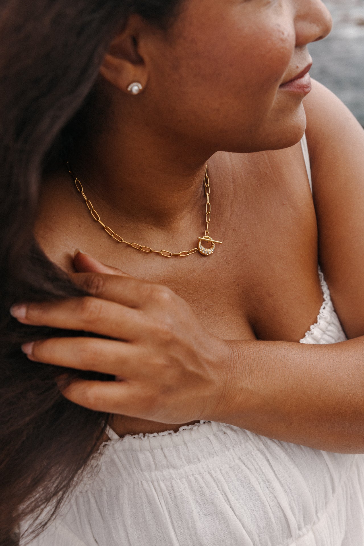 Roségoldene Kette mit Muschel-Anhänger, getragen in tropischer Stimmung – PURELEI.