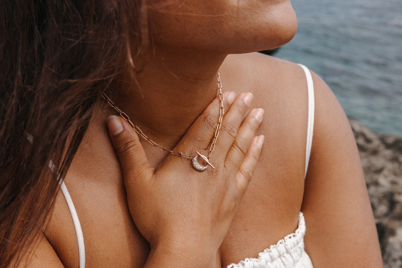 Roségoldene Kette mit Mond-Anhänger, getragen am Hals, inspiriert von PURELEI.
