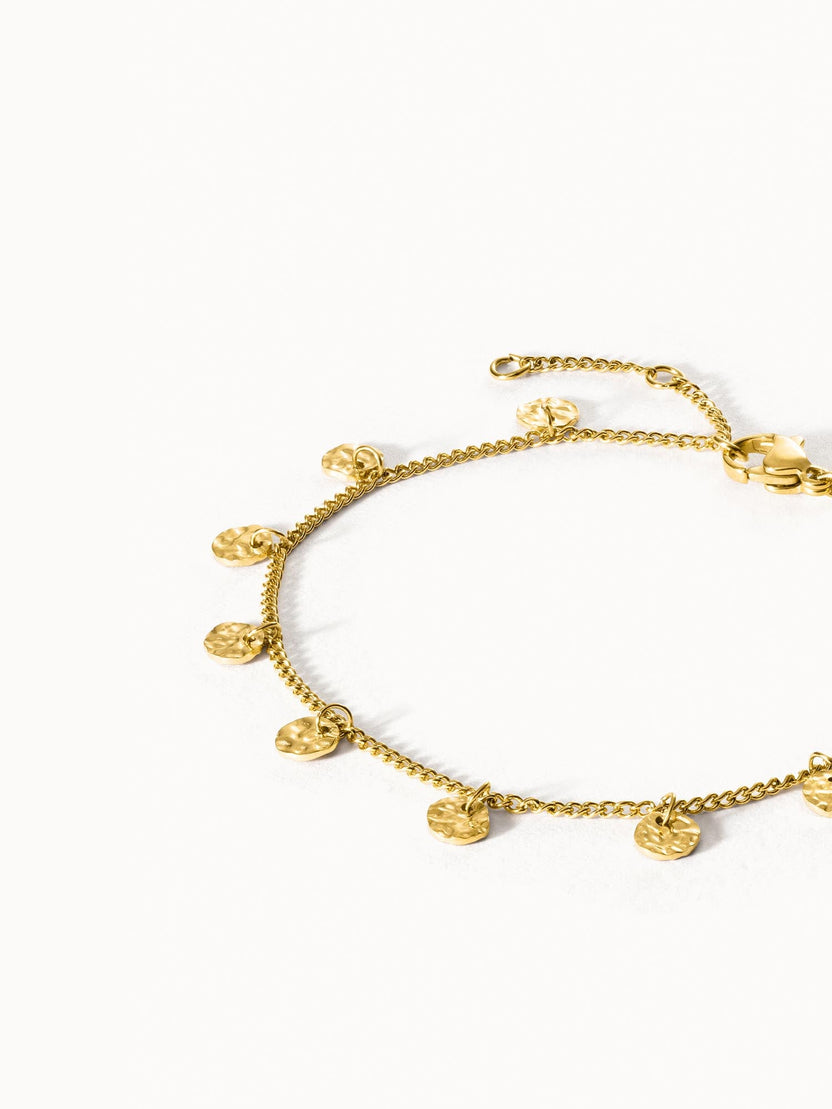 Malihini Coin Armband aus 18K Gold Edelstahl mit filigranen Münz-Anhängern, elegant und feminin von PURELEI