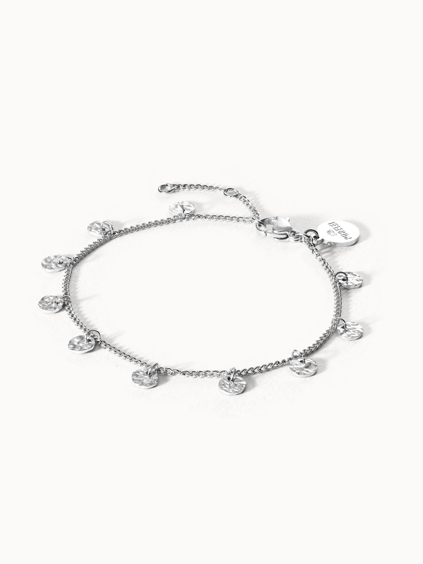 Malihini Coin Armband aus silbernem Edelstahl mit kleinen Münzanhängern, filigran und elegant von PURELEI.