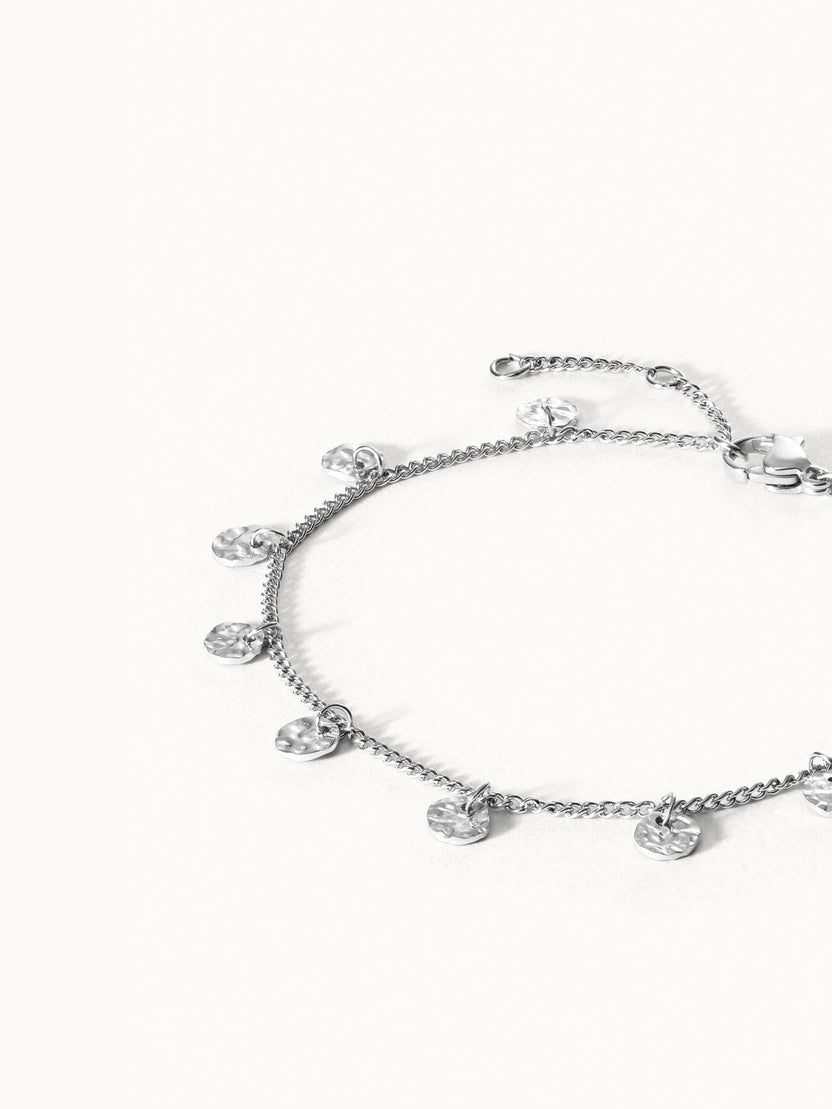Malihini Coin Armband aus nickelfreiem Silber mit kleinen Münzanhängern, elegant und zeitlos von PURELEI.
