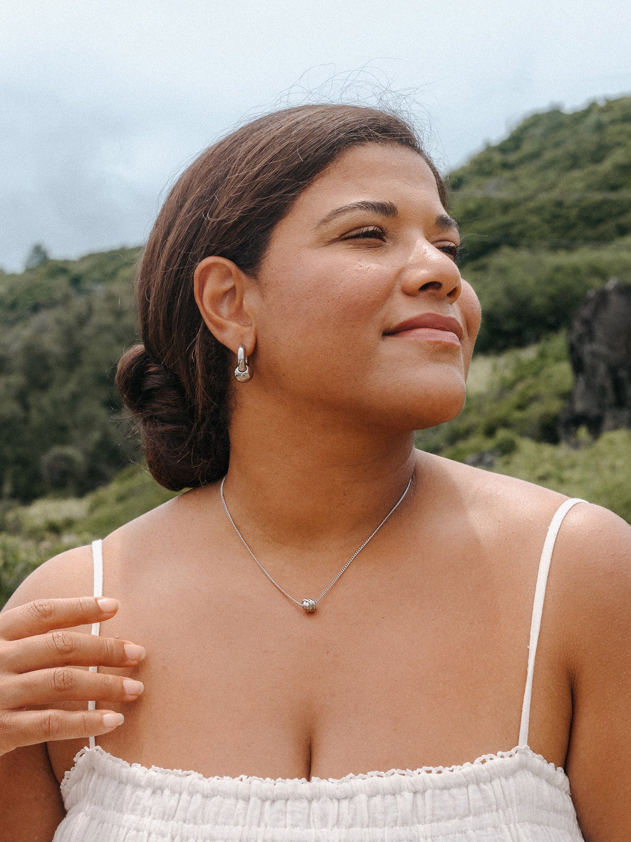 Silberne Kette mit Anhänger, getragen in natürlicher Umgebung, PURELEI inspiriert.