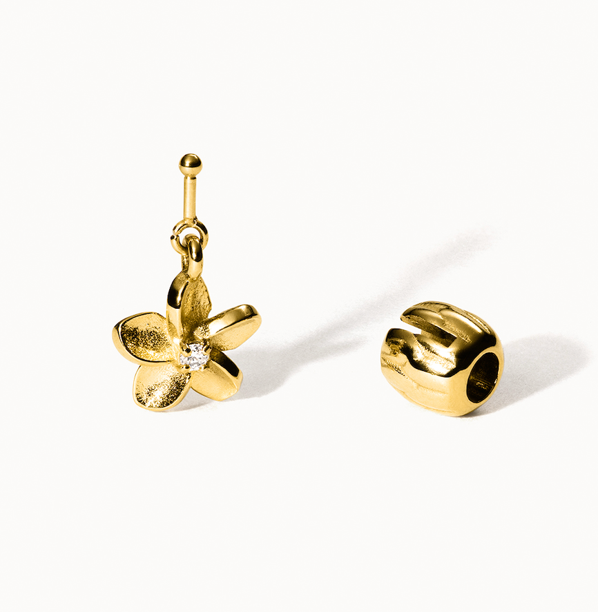 Goldene Blütenohrringe mit funkelndem Detail von PURELEI, elegant und feminin.