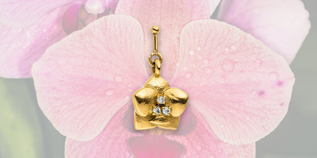 Goldener Blütenanhänger mit Zirkonia, inspiriert von der Natur – PURELEI.