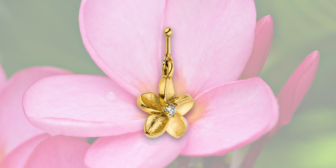 Goldene Blütenohrringe mit Stein, umgeben von zarten pinken Blüten – PURELEI.