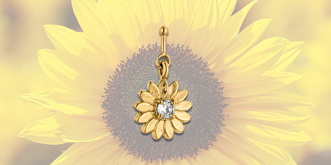 Goldene Blütenohrringe mit Kristall von PURELEI, inspiriert von der Natur.