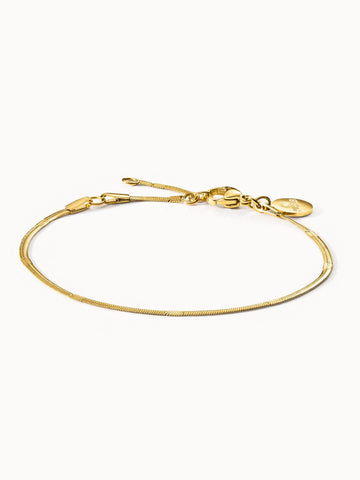 PURELEI Kanani Fusskettchen in 18K Gold, zart, nickelfrei, minimalistisch, strahlt ruhige Eleganz und Insel-Charme aus.