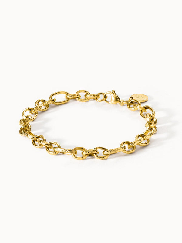 Fashion Show Armband von PURELEI, goldfarbenes Edelstahlarmband mit matten Schraffuren, edel und zeitlos.