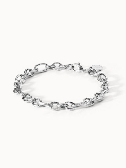 Fashion Show Armband von PURELEI, silbernes Edelstahl-Linkarmband mit matten Schraffuren, clean & elegant auf hellem Hintergrund.