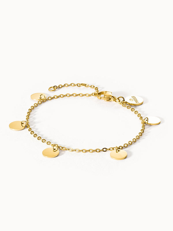 Zierliches goldenes Kalea Armband mit Plättchen, PURELEI, getragen auf hellem Hintergrund, elegant und feminin.