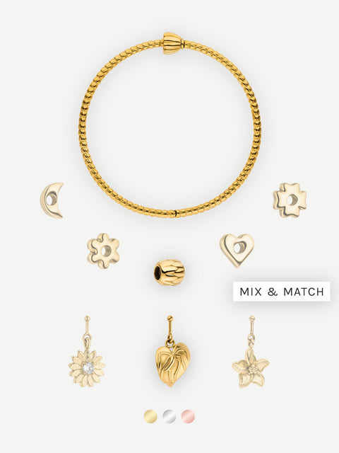 Goldenes Armband mit verschiedenen Charms von PURELEI, elegant und verspielt.