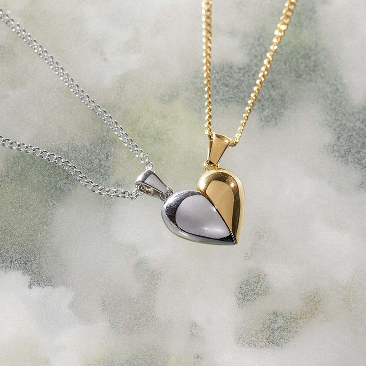 Silberne Herzanhänger-Kette von PURELEI auf hellem Hintergrund, elegant und modern.