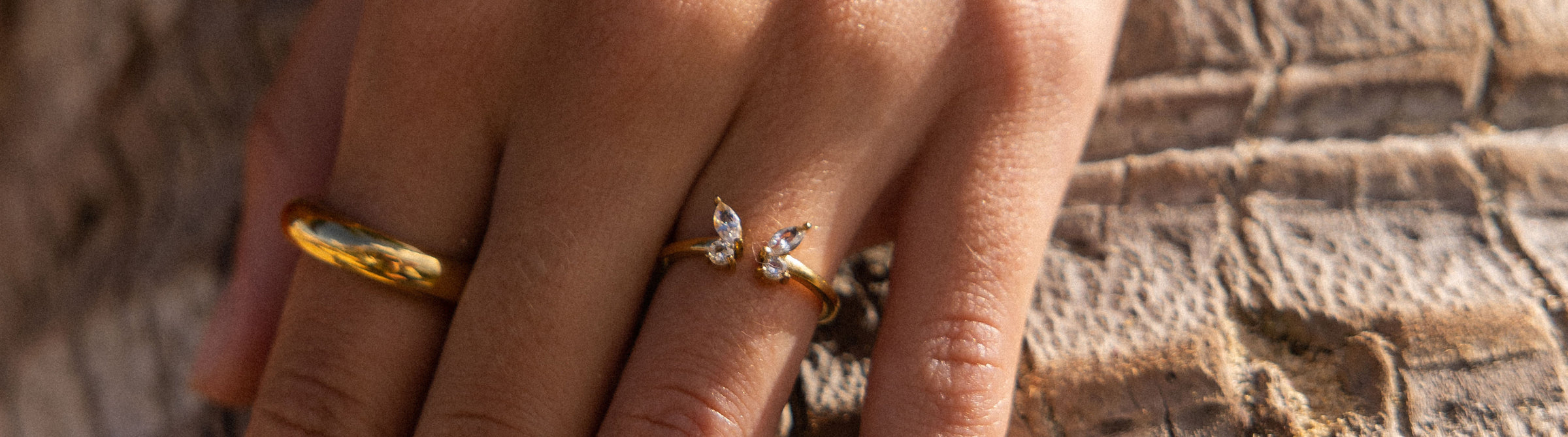 Roségoldene Ringe mit funkelnden Details, getragen auf einer Hand, PURELEI.