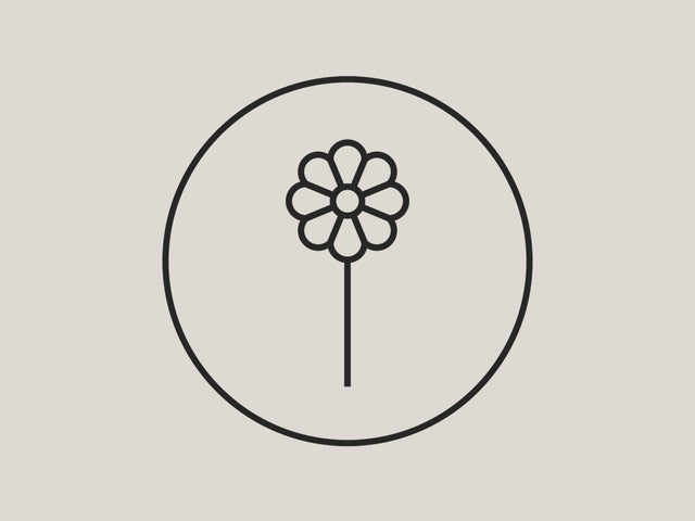 Schlichte, schwarze Blume im Kreis, inspiriert von der Natur – PURELEI.