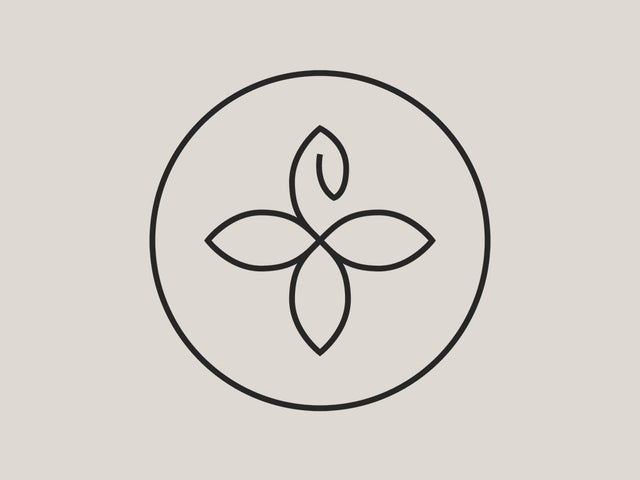Schlichtes, schwarzes Logo mit floralen Elementen von PURELEI, elegant und modern.