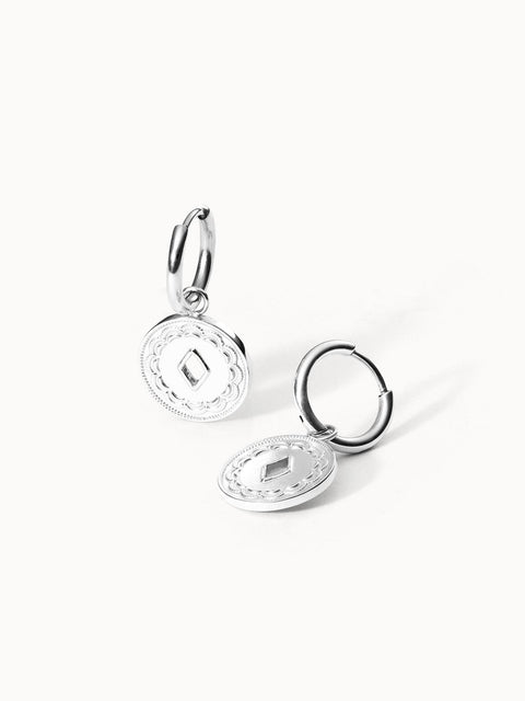 Lolani Ohrringe aus nickelfreiem Silber mit gemustertem Coin, eleganter Island-Spirit in klarem Licht von PURELEI