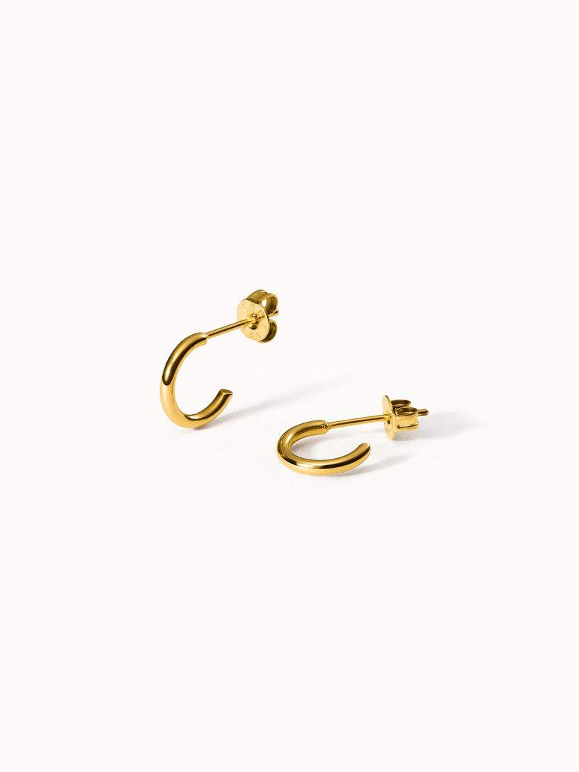 PURELEI Eye Creolen aus 18K vergoldetem Edelstahl, schlankes Design, zeitlos elegant auf hellen Hintergrund.