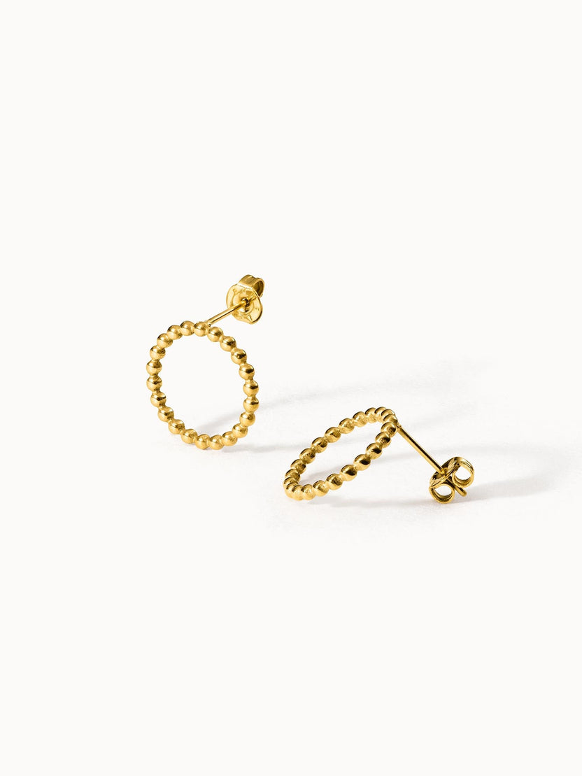 PURELEI Karma Ohrringe aus 18K vergoldetem Edelstahl, feine Kreisform mit Perlenstruktur, elegant und zeitlos.
