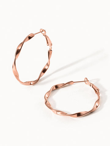 PURELEI Ke Kai Ohrringe aus 18K rosévergoldetem Edelstahl mit elegantem Twist, feminine Leichtigkeit und Insel-Feeling.