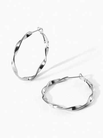 PURELEI Ke Kai Ohrringe aus nickelfreiem, silbernem Edelstahl mit leichtem Twist, elegant und zeitlos.