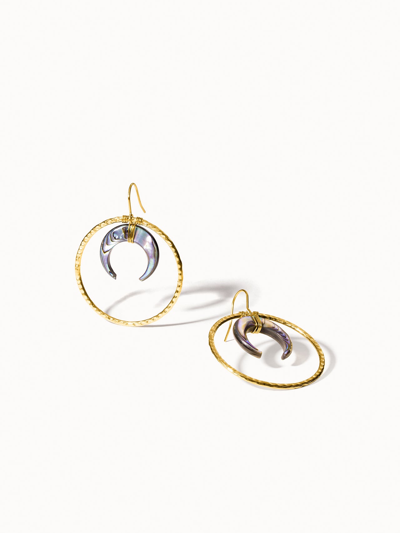 Goldene Creolen mit Muschel-Detail von PURELEI, elegant und feminin.