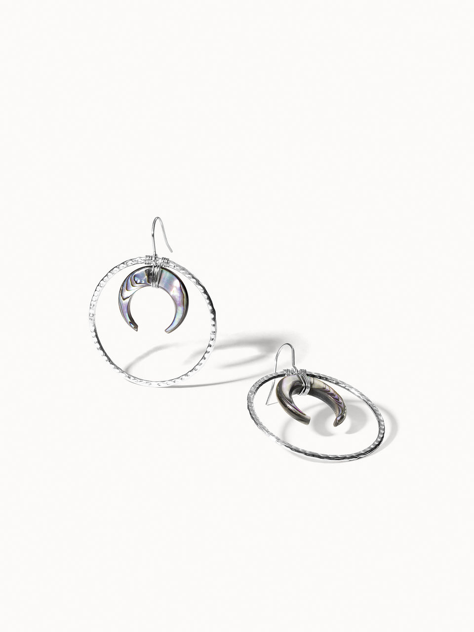 Silberne Creolen mit Muschel-Detail von PURELEI, elegant und modern.