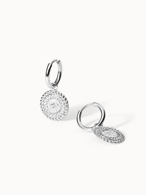 PURELEI Waina Ohrringe in nickelfreiem Silber mit filigranem Charm, klar und elegant auf hellem Hintergrund