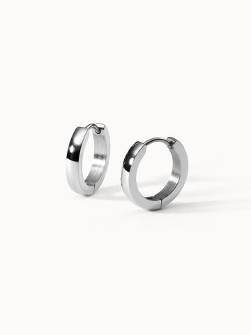 PURELEI Ike Ohrringe, nickelfreie silberne Creolen mit klarer Form, strahlen elegante Schlichtheit und zeitlose Schönheit aus.