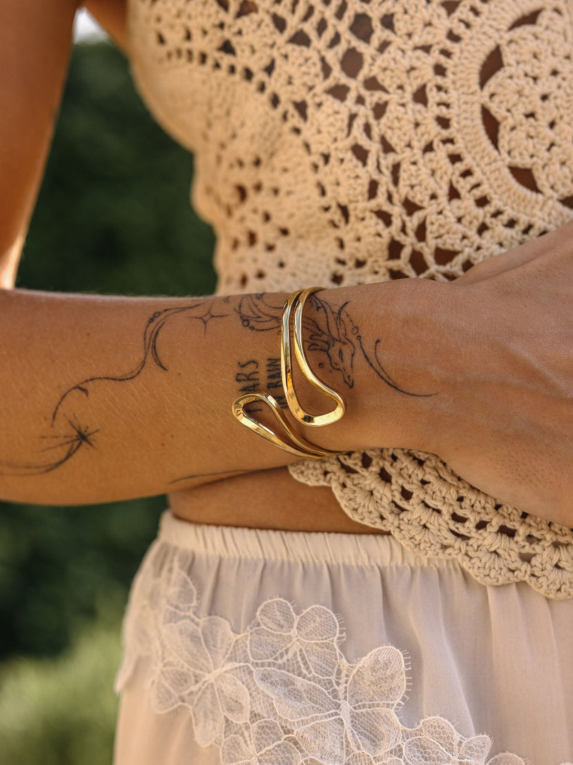 {"color":"Gold"}