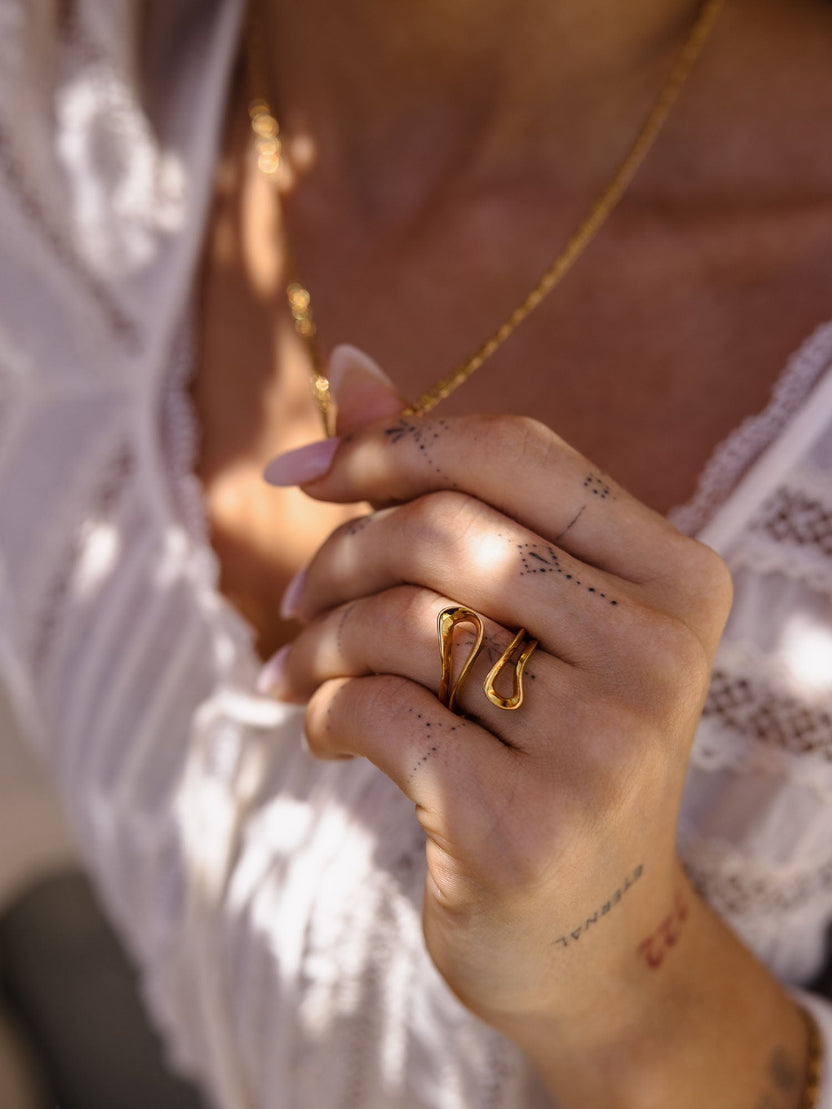 {"color":"Gold"}