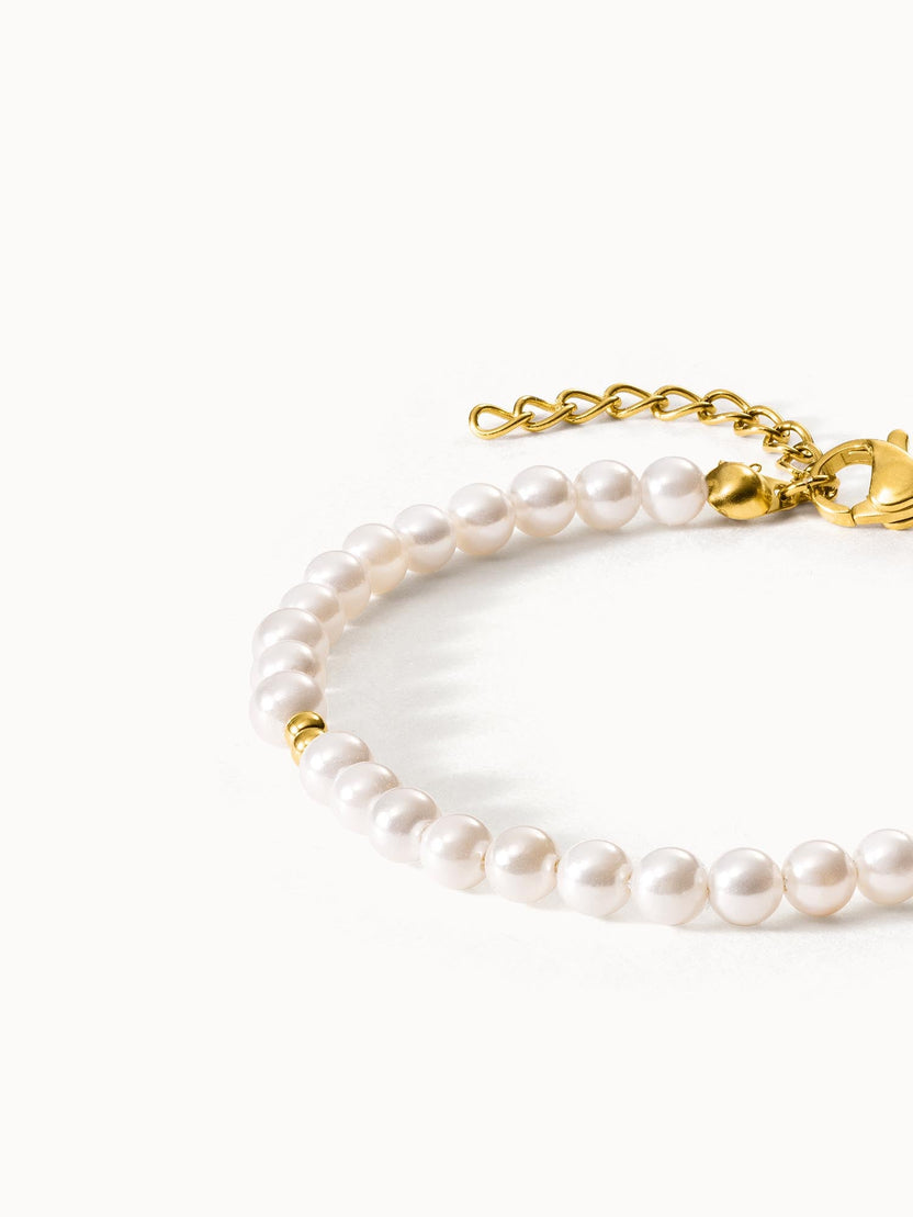 Perlenarmband mit goldenen Akzenten von PURELEI, elegant und feminin.