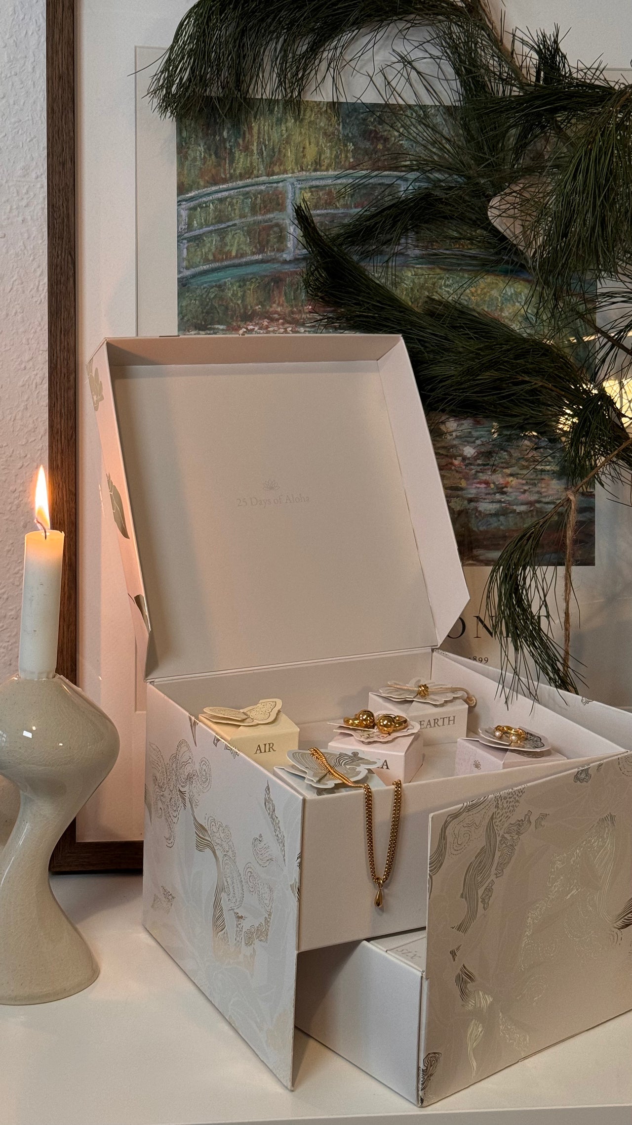 Elegante Schmuckbox von PURELEI mit zartem Design und warmen, natürlichen Tönen.