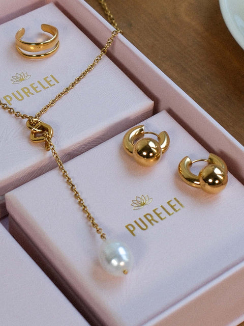 PURELEI Aloha Schmuckset mit goldfarbener Knot-Kette, Perlenanhänger und wandelbaren Creolen, elegant und nickelfrei.