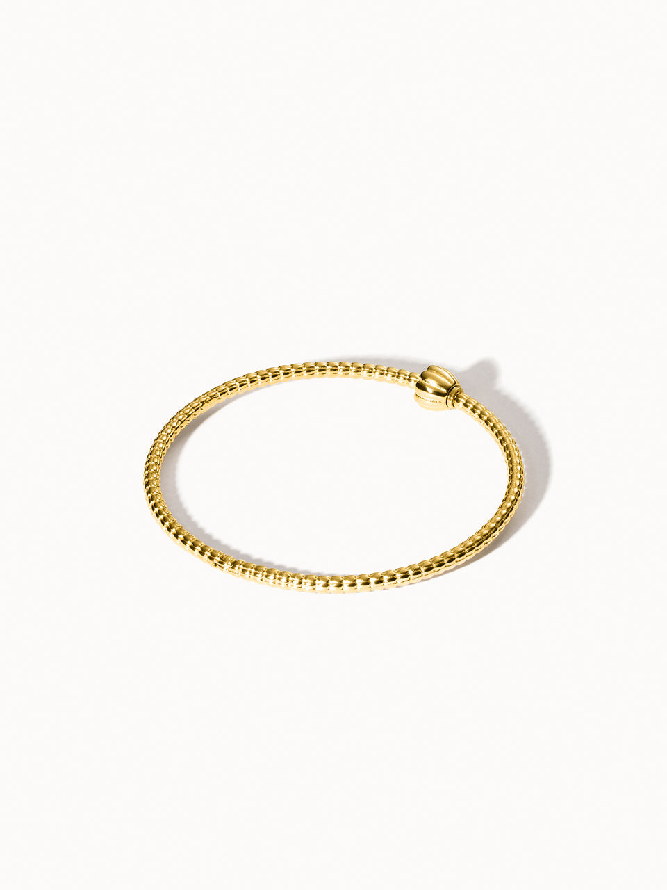 Lei Charm Armreif von PURELEI, 14K goldvergoldet mit Stopper-Charms, feines Pikake-Blütendesign, elegant & zeitlos