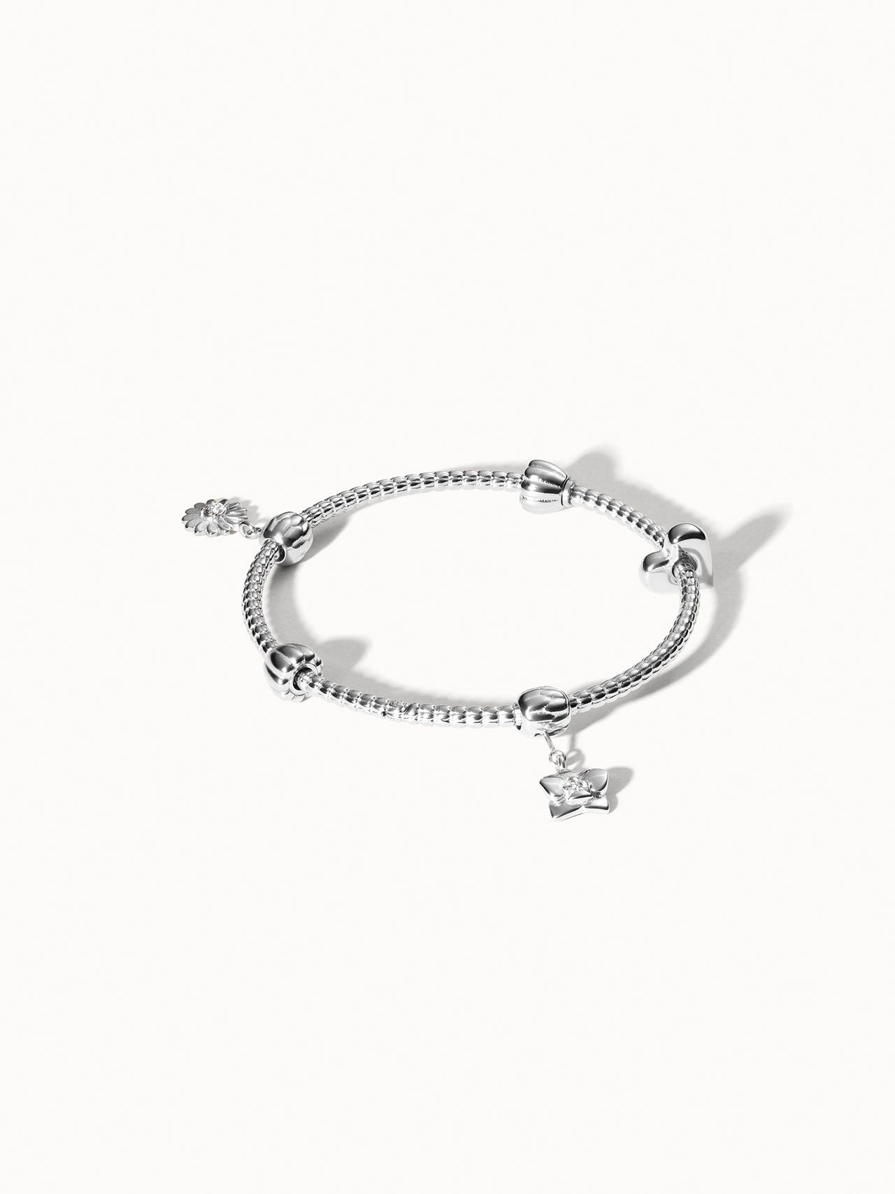 Silberner Lei Charm Armreif von PURELEI mit zwei Stopper-Charms, filigranes Pikake-Blütendesign, elegant und feminin.