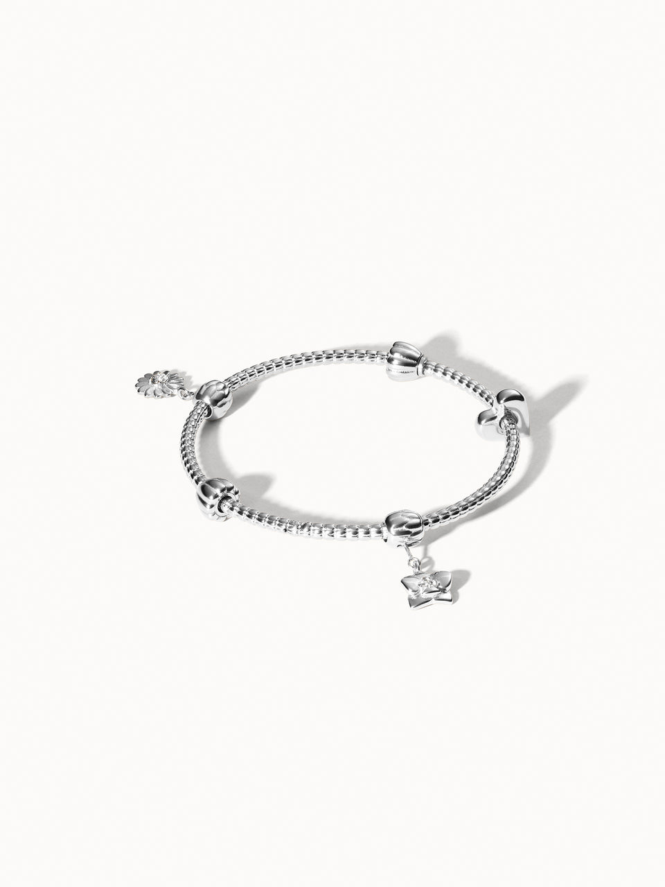 Silberner Lei Charm Armreif von PURELEI mit zwei Stopper-Charms, filigranes Pikake-Blütendesign, elegant und feminin.