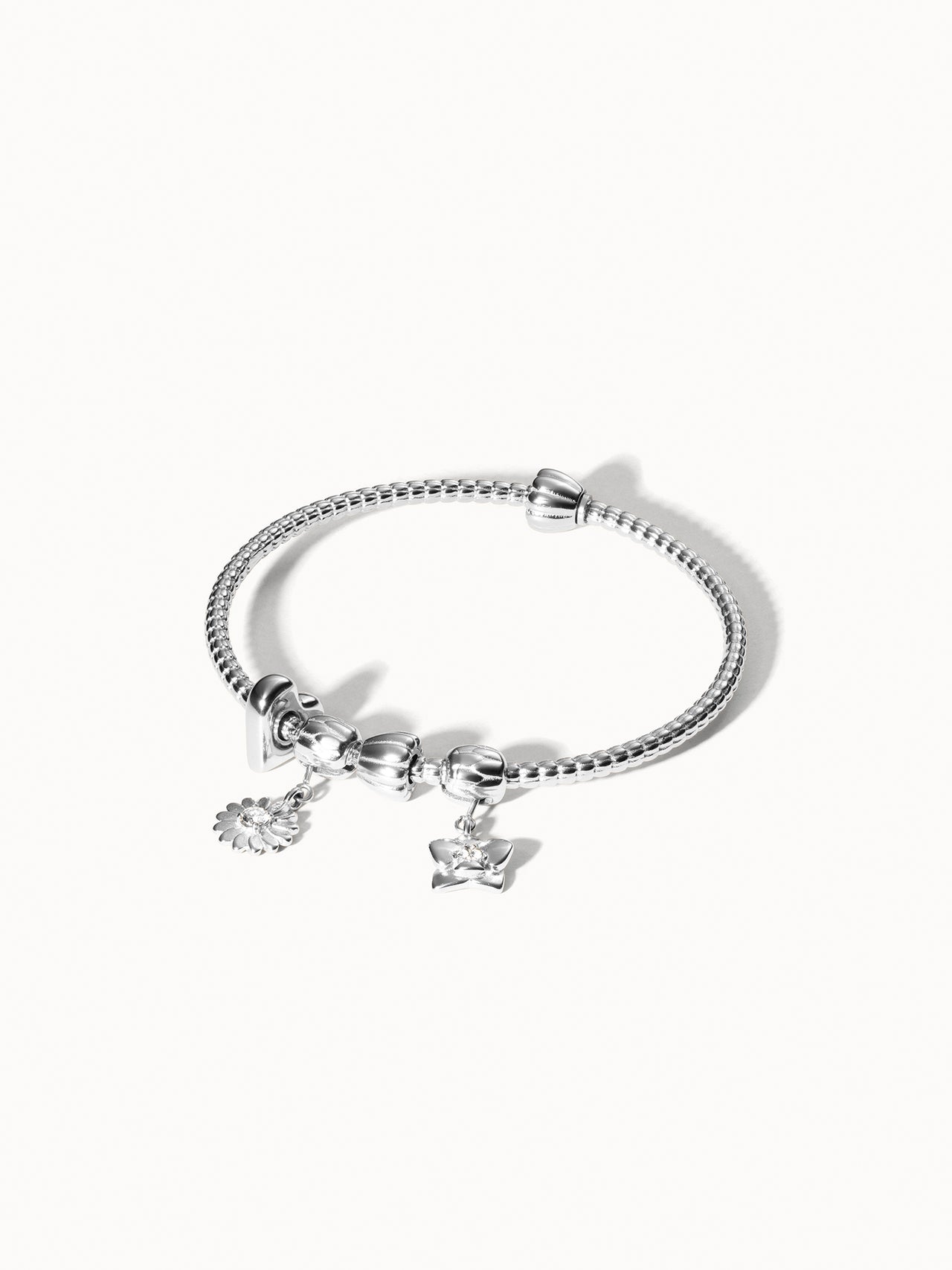 Lei Charm Armreif aus nickelfreiem Silber mit zwei Stopper-Charms, filigranes Lei-Blütendesign von PURELEI