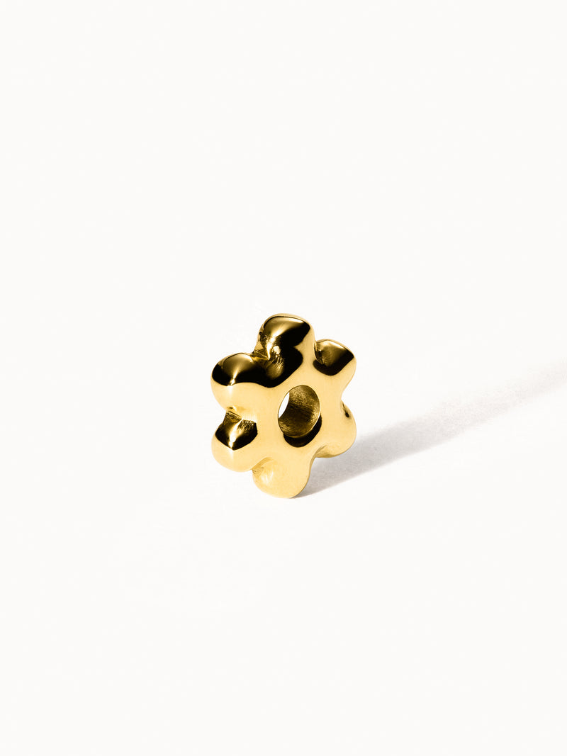 PURELEI Lei Blumen Bubble Charm in Gold, verspielter Blütenanhänger mit polierter Oberfläche, luxuriös und feminin.