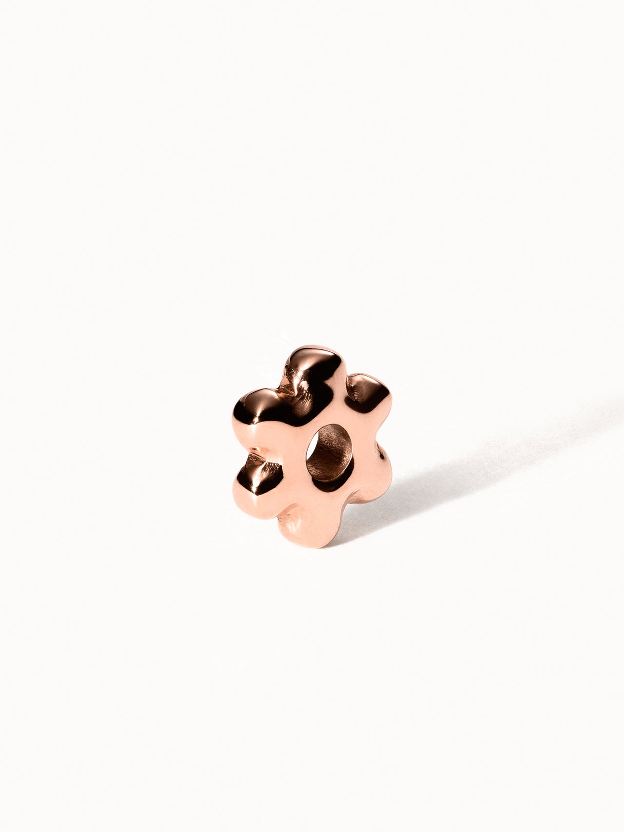 Roségoldener Lei Plumeria Charm aus Edelstahl, inspiriert von hawaiianischer Leichtigkeit, warm und feminin, PURELEI.