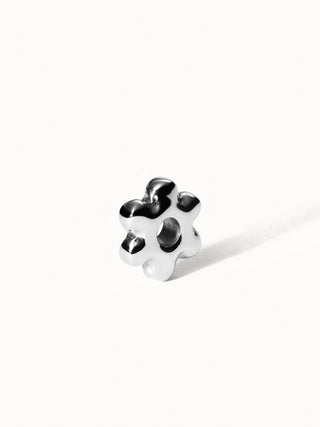 Lei Blumen Bubble Charm aus nickelfreiem, silbernem Edelstahl mit verspieltem Blumen-Design auf weißem Hintergrund.